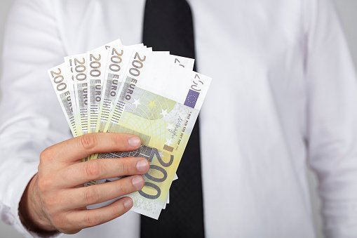 Chi deve ancora ricevere il bonus 200 euro: scopriamolo insieme