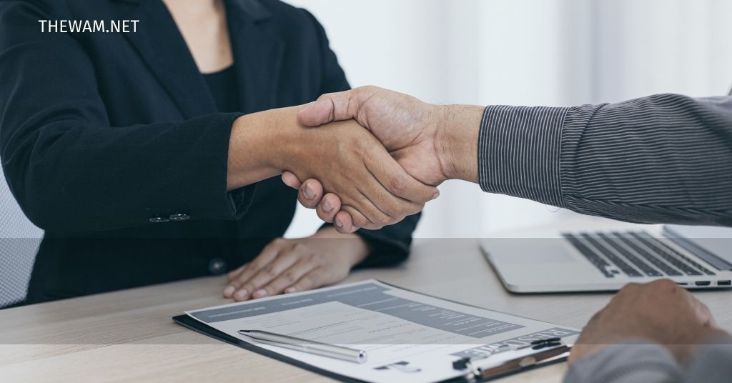 Come comunicare il lavoro occasionale: nella foto una stretta di mano datore e lavoratore