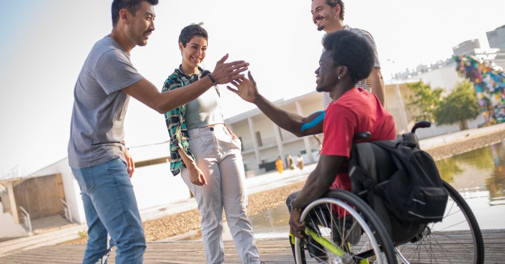 Ai lavoratori disabili spettano più giorni di malattia: nella foto un disabile con i suoi amici 