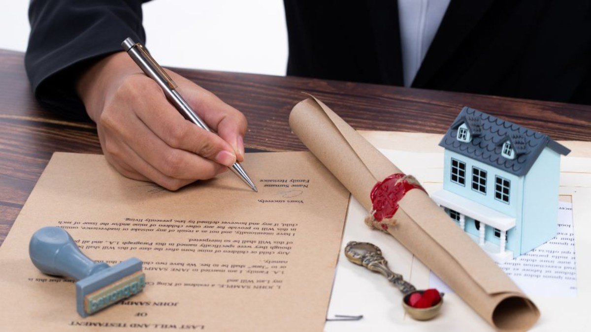 Come gestire i debiti familiari. In foto un avvocato con i documenti per l