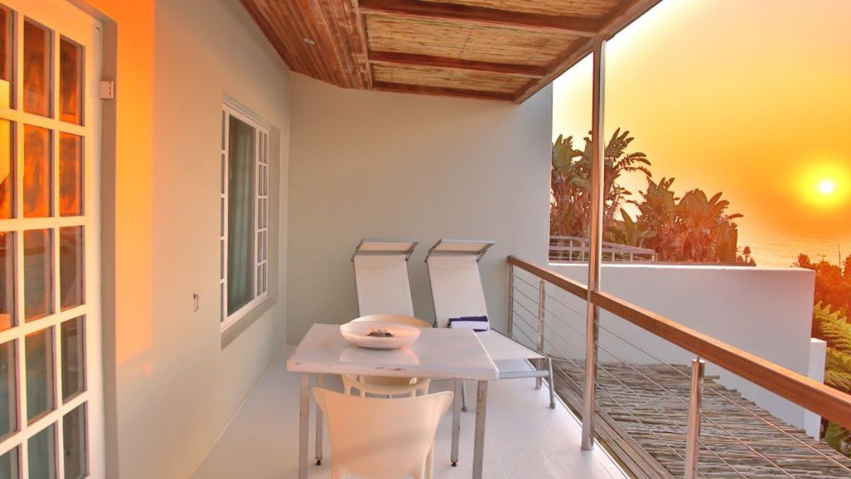 Condominio, chi decide i lavori sui balconi. In foto un balcone con sedie e tavolo.