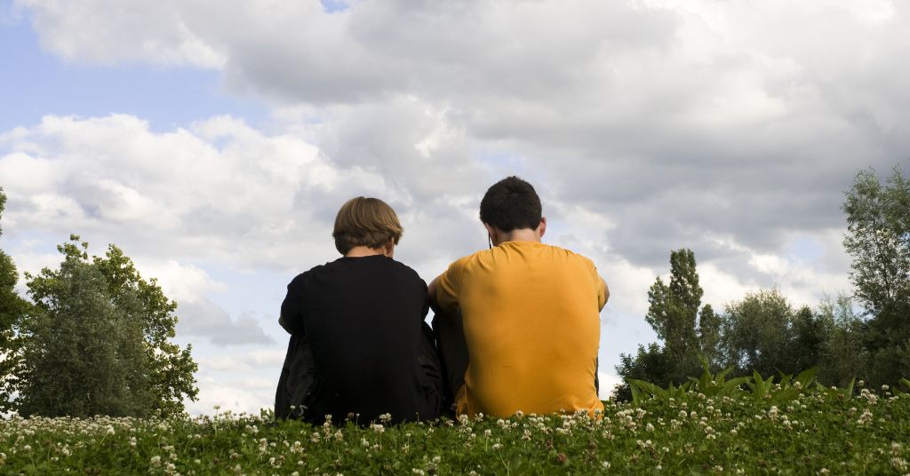 Obbligo di assistenza tra fratelli: nella foto due fratelli di spalle