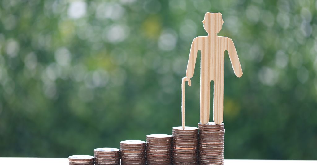 Pensioni e regime forfettario: nella foto una sagoma in legno 