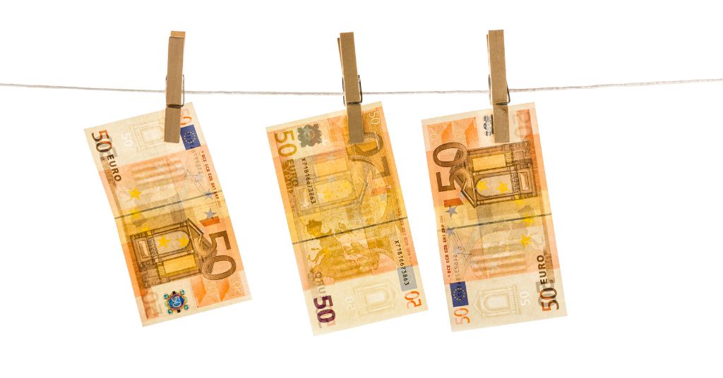 Bonus 150 euro sul Reddito di cittadinanza a maggio 2023: in foto, tre banconote da 50 euro stese con delle mollette.