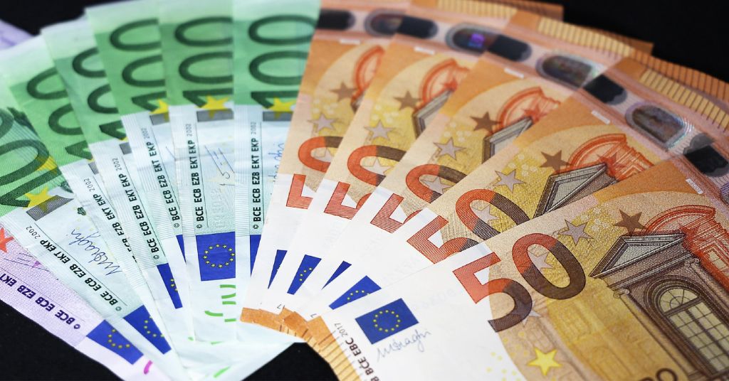 Data di pagamento del Bonus 150 euro a giugno 2023: in foto, alcune banconote da 50, 100 e 500 euro.