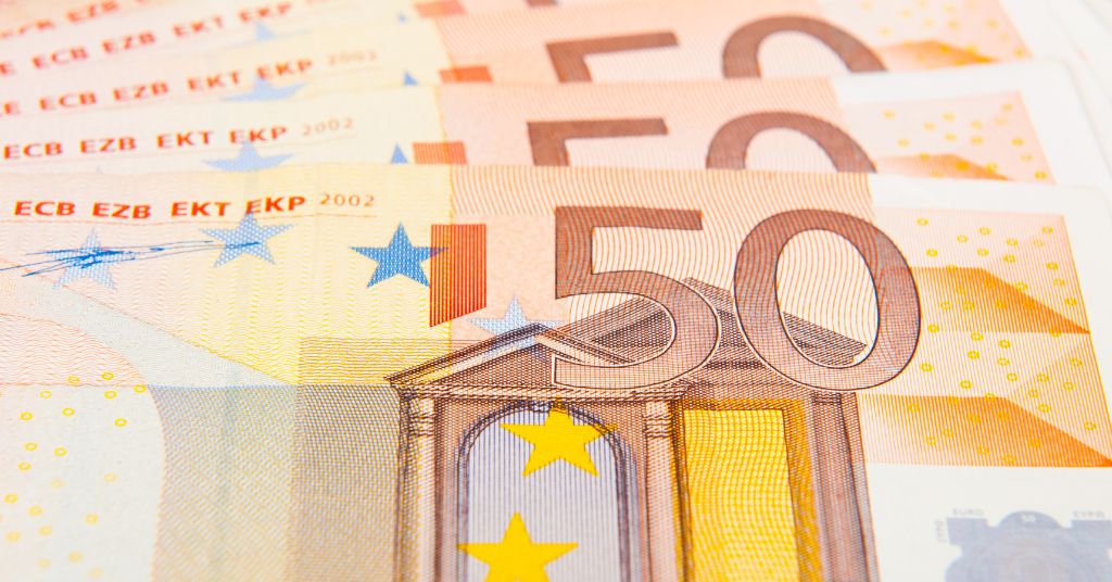 Date di pagamento del Bonus 150 euro a Maggio 2023: in foto, tre banconote da 150 euro.