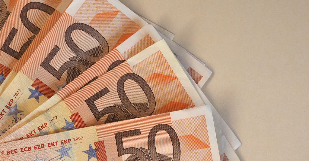 Bonus 150 euro in arrivo dal 22 maggio 2023: in foto, alcune banconote da 50 euro.