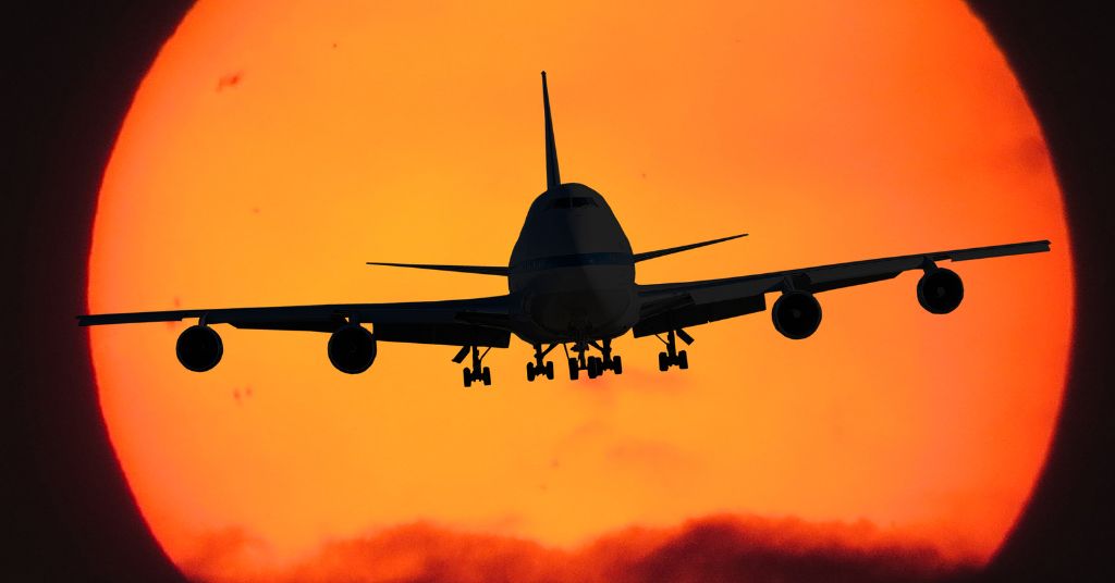 Ryanair lavora con noi: posizioni aperte a giugno 2023 - In foto un aereo in volo al tramonto.