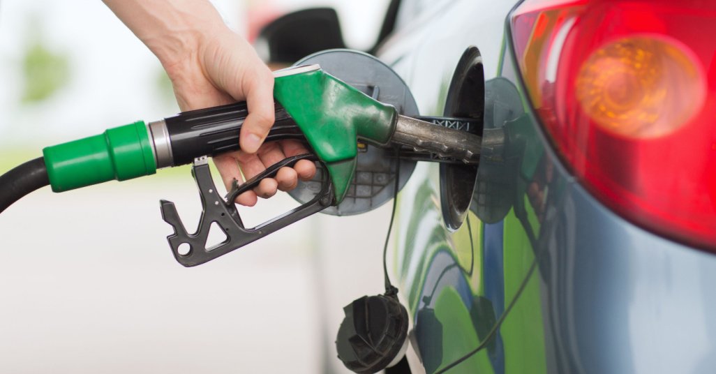 Nella foto una persona fa il pieno di benzina in un distributore.