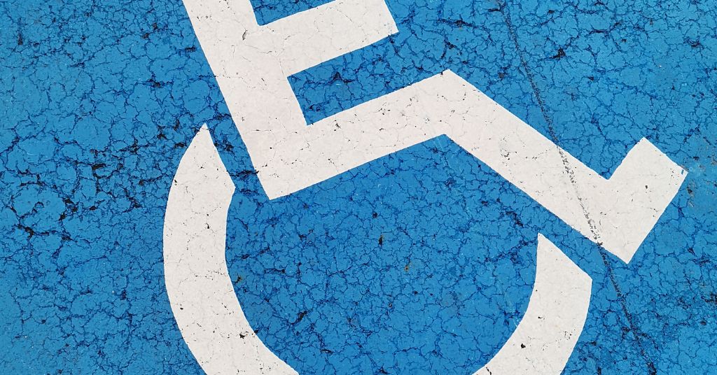 In foto, il simbolo internazionale per persone con disabilità.