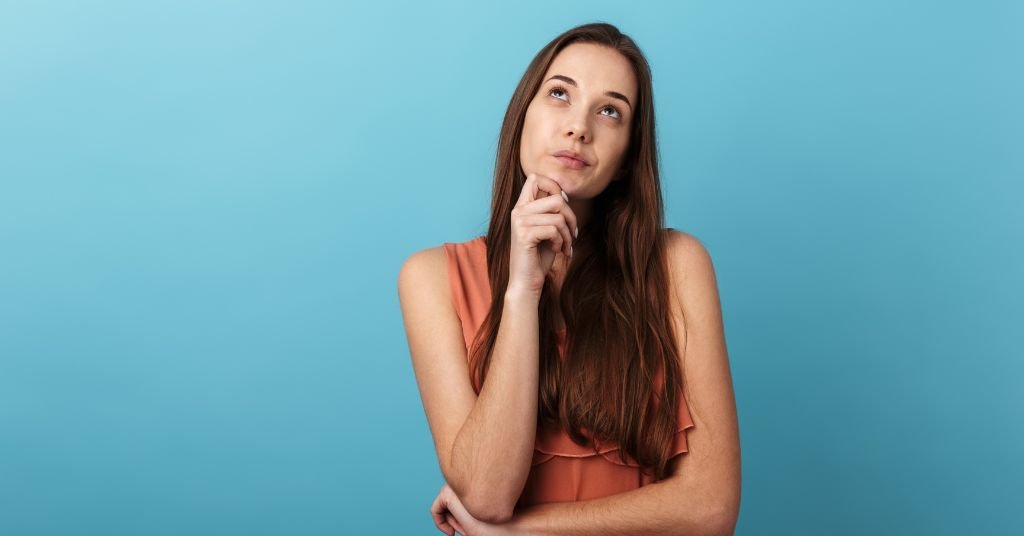 Differenza tra ISEE e ISEE Erp per le case popolari. Nella foto: una donna ha un dubbio 